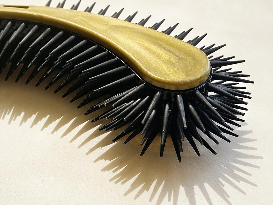 (Gold) Designed for Comfort,Created for Results. This innovative brush features multi-contour bristles that gently adapt to your cats body providing a stress-free brushing experience.